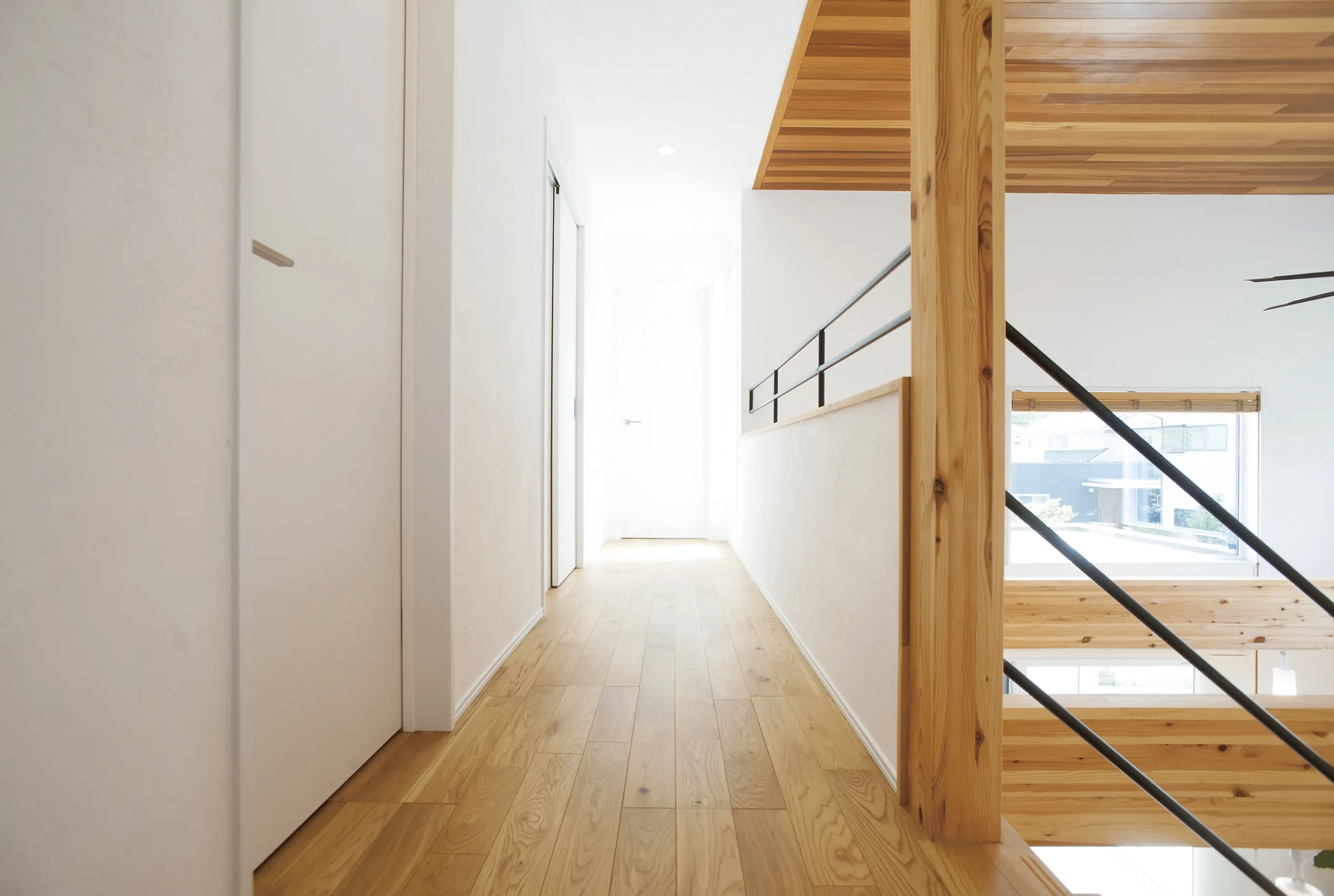 壁・天井には漆喰、床には無垢材を使用