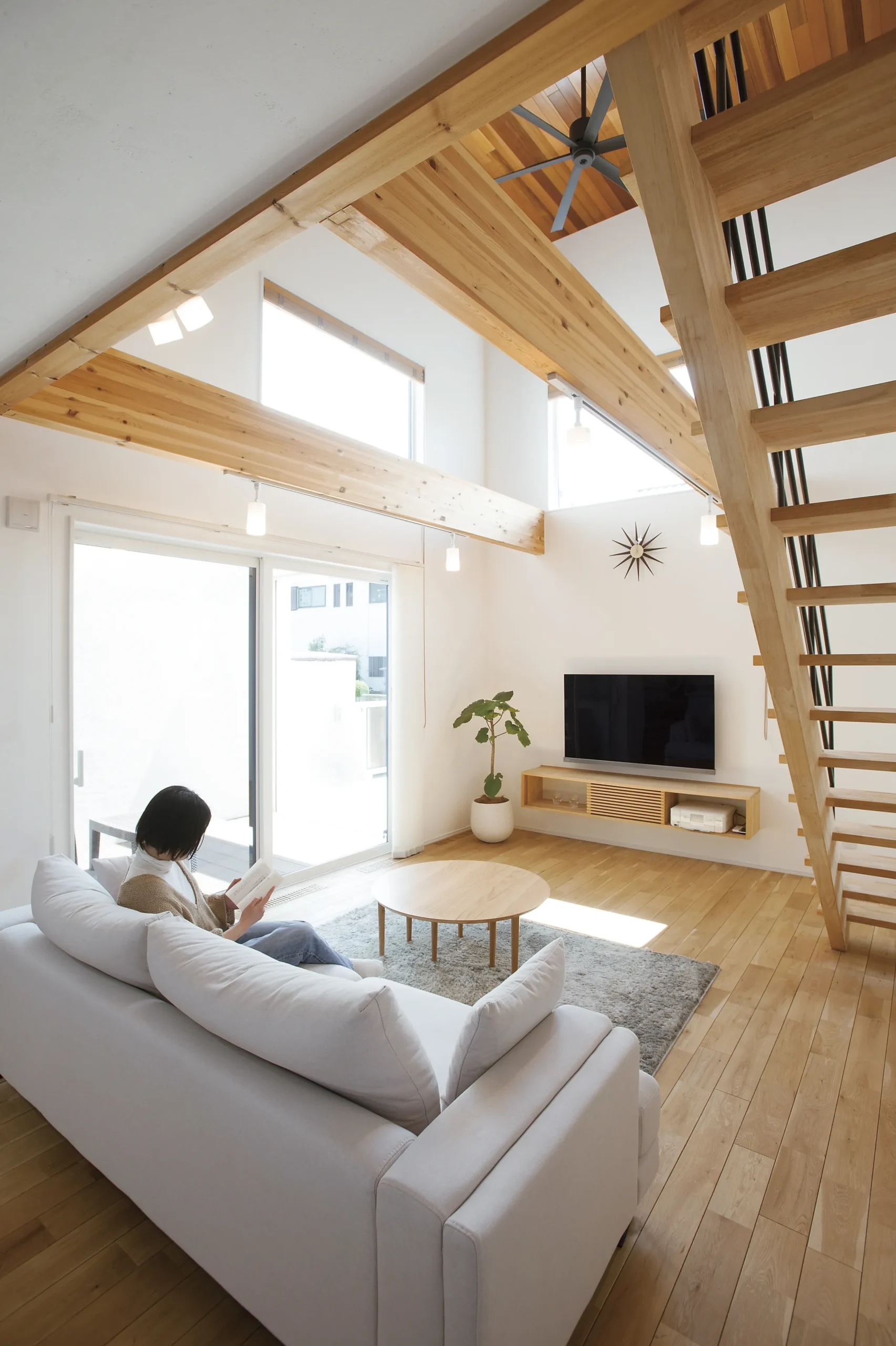 吹き抜けが生み出す、光と空気の広がり